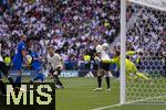 08.06.2025, Fussball UEFA Nations League 2024/25,  Spiel um Platz 3, Deutschland - Frankreich, in der MHP-Arena Stuttgart, Torschuss zum 1:0 durch Kylian Mbappe (li, Frankreich), Torwart Marc Andre ter-Stegen (Deutschland) und Leon Goretzka (Deutschland), und Josua Kimmich (Deutschland), Robin Koch (Deutschland) knnen nur noch dem Ball hinterherschauen, der ins Netz fllt.
