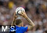08.06.2025, Fussball UEFA Nations League 2024/25,  Spiel um Platz 3, Deutschland - Frankreich, in der MHP-Arena Stuttgart, Einwurf Lucas Digne (Frankreich) 