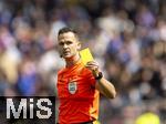 08.06.2025, Fussball UEFA Nations League 2024/25,  Spiel um Platz 3, Deutschland - Frankreich, in der MHP-Arena Stuttgart, Schiedsrichter Ivan Kruzliak (SVK) zeigt die Gelbe Karte