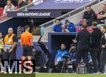 08.06.2025, Fussball UEFA Nations League 2024/25,  Spiel um Platz 3, Deutschland - Frankreich, in der MHP-Arena Stuttgart, Schiedsrichter Ivan Kruzliak (SVK) begutachtet die Schwalbe von Karim Adeyemi (Deutschland) mehrfach am VAR-Moitor am Spielfeldrand. re: Trainer Julian Nagelsmann (Deutschland), Co-Trainer Sandro Wagner (Deutschland).