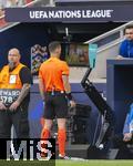 08.06.2025, Fussball UEFA Nations League 2024/25,  Spiel um Platz 3, Deutschland - Frankreich, in der MHP-Arena Stuttgart, Schiedsrichter Ivan Kruzliak (SVK) begutachtet die Schwalbe von Karim Adeyemi (Deutschland) mehrfach am VAR-Moitor am Spielfeldrand. 