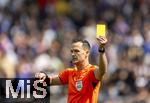 08.06.2025, Fussball UEFA Nations League 2024/25,  Spiel um Platz 3, Deutschland - Frankreich, in der MHP-Arena Stuttgart, Schiedsrichter Ivan Kruzliak (SVK) zeigt die Gelbe Karte