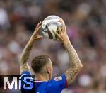 08.06.2025, Fussball UEFA Nations League 2024/25,  Spiel um Platz 3, Deutschland - Frankreich, in der MHP-Arena Stuttgart, Einwurf Lucas Digne (Frankreich) 