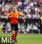 08.06.2025, Fussball UEFA Nations League 2024/25,  Spiel um Platz 3, Deutschland - Frankreich, in der MHP-Arena Stuttgart, Schiedsrichter Ivan Kruzliak (SVK) mit der Gelben Karte