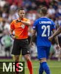 08.06.2025, Fussball UEFA Nations League 2024/25,  Spiel um Platz 3, Deutschland - Frankreich, in der MHP-Arena Stuttgart, Schiedsrichter Ivan Kruzliak (SVK) zeigt auf Lucas Hernandez (Frankreich) 