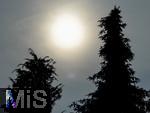10.06.2025, Bad Wrishofen im Unterallgu,  Waldbrnde in Kanada sorgen fr trben Himmel ber Bayern, Seltenes Naturphnomen: Trber Himmel liegt ber Bayern in der Luft. Rupartikel von den ber 200 tobenden Waldbrnden in Kanada wurden ber den Atlantik hierher getragen und sorgt fr eine trbe und milchige Wolkenschicht in gand Sdeuropa. An diesen Rupartikeln kondensiert Feuchtigkeit. Das wiederum fhrt zu dnnen Wolken, die den Himmel trben und wie ein Schleier wirken. 