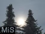 10.06.2025, Bad Wrishofen im Unterallgu,  Waldbrnde in Kanada sorgen fr trben Himmel ber Bayern, Seltenes Naturphnomen: Trber Himmel liegt ber Bayern in der Luft. Rupartikel von den ber 200 tobenden Waldbrnden in Kanada wurden ber den Atlantik hierher getragen und sorgt fr eine trbe und milchige Wolkenschicht in gand Sdeuropa. An diesen Rupartikeln kondensiert Feuchtigkeit. Das wiederum fhrt zu dnnen Wolken, die den Himmel trben und wie ein Schleier wirken. 