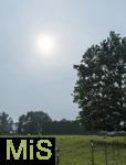 10.06.2025, Bad Wrishofen im Unterallgu,  Waldbrnde in Kanada sorgen fr trben Himmel ber Bayern, Seltenes Naturphnomen: Trber Himmel liegt ber Bayern in der Luft. Rupartikel von den ber 200 tobenden Waldbrnden in Kanada wurden ber den Atlantik hierher getragen und sorgt fr eine trbe und milchige Wolkenschicht in gand Sdeuropa. An diesen Rupartikeln kondensiert Feuchtigkeit. Das wiederum fhrt zu dnnen Wolken, die den Himmel trben und wie ein Schleier wirken. 
