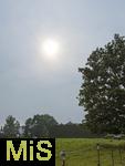 10.06.2025, Bad Wrishofen im Unterallgu,  Waldbrnde in Kanada sorgen fr trben Himmel ber Bayern, Seltenes Naturphnomen: Trber Himmel liegt ber Bayern in der Luft. Rupartikel von den ber 200 tobenden Waldbrnden in Kanada wurden ber den Atlantik hierher getragen und sorgt fr eine trbe und milchige Wolkenschicht in gand Sdeuropa. An diesen Rupartikeln kondensiert Feuchtigkeit. Das wiederum fhrt zu dnnen Wolken, die den Himmel trben und wie ein Schleier wirken. 
