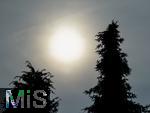 10.06.2025, Bad Wrishofen im Unterallgu,  Waldbrnde in Kanada sorgen fr trben Himmel ber Bayern, Seltenes Naturphnomen: Trber Himmel liegt ber Bayern in der Luft. Rupartikel von den ber 200 tobenden Waldbrnden in Kanada wurden ber den Atlantik hierher getragen und sorgt fr eine trbe und milchige Wolkenschicht in gand Sdeuropa. An diesen Rupartikeln kondensiert Feuchtigkeit. Das wiederum fhrt zu dnnen Wolken, die den Himmel trben und wie ein Schleier wirken. 