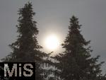 10.06.2025, Bad Wrishofen im Unterallgu,  Waldbrnde in Kanada sorgen fr trben Himmel ber Bayern, Seltenes Naturphnomen: Trber Himmel liegt ber Bayern in der Luft. Rupartikel von den ber 200 tobenden Waldbrnden in Kanada wurden ber den Atlantik hierher getragen und sorgt fr eine trbe und milchige Wolkenschicht in gand Sdeuropa. An diesen Rupartikeln kondensiert Feuchtigkeit. Das wiederum fhrt zu dnnen Wolken, die den Himmel trben und wie ein Schleier wirken. 