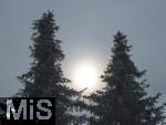 10.06.2025, Bad Wrishofen im Unterallgu,  Waldbrnde in Kanada sorgen fr trben Himmel ber Bayern, Seltenes Naturphnomen: Trber Himmel liegt ber Bayern in der Luft. Rupartikel von den ber 200 tobenden Waldbrnden in Kanada wurden ber den Atlantik hierher getragen und sorgt fr eine trbe und milchige Wolkenschicht in gand Sdeuropa. An diesen Rupartikeln kondensiert Feuchtigkeit. Das wiederum fhrt zu dnnen Wolken, die den Himmel trben und wie ein Schleier wirken. 