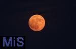 10.06.2025,  Bad Wrishofen im Allgu, Blutroter Vollmond steht am Nachthimmel am Abend, der sogenannte Erdbeermond. Der Vollmond steht auergewhnlich tief und kann dadurch besonders gro und rtlich erscheinen.