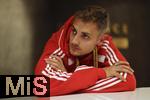 15.06.2025, Cincinnati (USA), FIFA Club World Cup 2025, Gruppe C, FC Bayern Mnchen Pressekonferenz vor dem Spiel gegen Auckland City im TQL Stadium, Josip Stanisic (Bayern Mnchen) wartet vor dem Pressegesprch.