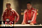 15.06.2025, Cincinnati (USA), FIFA Club World Cup 2025, Gruppe C, FC Bayern Mnchen Pressekonferenz vor dem Spiel gegen Auckland City im TQL Stadium, v.li: Josip Stanisic (Bayern Mnchen) und Thomas Mller (FC Bayern Mnchen) beim Pressegesprch.