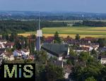 17.06.2025,  Bad Wrishofen,  Gartenstadt. Der marode Kirchturm von St. Ulrich in der Gartenstadt ist mit Schutzfolie eingewickelt.