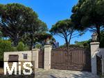 15.06.2025, Frankreich: Die Maison Prestige Saint Tropez by Roberto Geissini in Grimaud bei Saint-Tropez in Sdfrankreich. Das Eingangstor aus Schmiedeeisen, dahinter Im Garten der Villa Geissini steht ein besonderer Bewacher: Es handelt sich dabei um eine zehn Meter hohe und ausschlielich aus Eisenschrott bestehende Anfertigung des fiktiven Transformers-Charakters Optimus Prime. Diesen hatten die Prominenten TV-Auswanderer auf einem ihrer Thailand-Trips erworben. Die Angsteinflssende Figur konnte sie scheinbar auch nicht vor den EInbrechern beschtzen, die vor zwei Tagen das berhmte Ehepaar in ihrer Villa im Schlaf berfallen und verletzt hat.