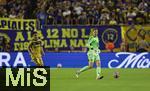 21.06.2025, FIFA Club World Cup 2025, Gruppe C, FC Bayern Mnchen - CA Boca Juniors, im Hard-Rock-Stadium in Miami, Florida (USA), re: Torwart Manuel Neuer (FC Bayern Mnchen) spielt Miguel MERENTIEL (Boca Juniors) aus 