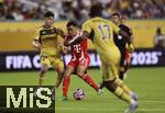 21.06.2025, FIFA Club World Cup 2025, Gruppe C, FC Bayern Mnchen - CA Boca Juniors, im Hard-Rock-Stadium in Miami, Florida (USA), mitte: Jamal Musiala (FC Bayern Mnchen) im Zweikampf gegen Alan VELASCO (Boca Juniors) 