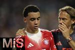 21.06.2025, FIFA Club World Cup 2025, Gruppe C, FC Bayern Mnchen - CA Boca Juniors, im Hard-Rock-Stadium in Miami, Florida (USA),  v.re: Prof. Dr. med. Peter Ueblacker (Orthopde, Sportmediziner FC Bayern) kmmert sich um den verletzten Jamal Musiala (FC Bayern Mnchen) 