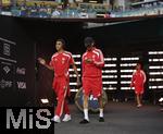 21.06.2025, FIFA Club World Cup 2025, Gruppe C, FC Bayern Mnchen - CA Boca Juniors, im Hard-Rock-Stadium in Miami, Florida (USA),   vor dem Spiel, v.li: Jamal Musiala (FC Bayern Mnchen) und Leroy Sane (Bayern Mnchen, mit Handy) 