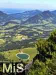 21.06.2025, Wandern im Allgu bei Oberjoch, Wandergebiet zum Berg Iseler,  Die bewirtete Wiedhag-Alpe mit dem Wasserteich fr die Beschneiungsanlage. 