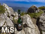 21.06.2025, Wandern im Allgu bei Oberjoch, auf dem Berg Iseler,  Er ist der Hausberg von Oberjoch und Bad Hindelang. Das sogenannte Gipfelbier, eine Bierflasche steht am Felsen, von der kleinen Privatbrauerei Storchenbru aus Pfaffenhausen im Unterallgu. Das Strchle-Bier.