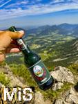 21.06.2025, Wandern im Allgu bei Oberjoch, auf dem Berg Iseler,  Er ist der Hausberg von Oberjoch und Bad Hindelang. Das sogenannte Gipfelbier, eine Bierflasche von der kleinen Privatbrauerei Storchenbru aus Pfaffenhausen im Unterallgu hat den Weg nach oben gefunden. Das Strchle-Bier.