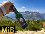 21.06.2025, Wandern im Allgu bei Oberjoch, auf dem Berg Iseler,  Er ist der Hausberg von Oberjoch und Bad Hindelang. Das sogenannte Gipfelbier, eine Bierflasche von der kleinen Privatbrauerei Storchenbru aus Pfaffenhausen im Unterallgu hat den Weg nach oben gefunden. Das Strchle-Bier.
