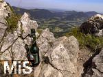 21.06.2025, Wandern im Allgu bei Oberjoch, auf dem Berg Iseler,  Er ist der Hausberg von Oberjoch und Bad Hindelang. Das sogenannte Gipfelbier, eine Bierflasche steht am Felsen, von der kleinen Privatbrauerei Storchenbru aus Pfaffenhausen im Unterallgu. Das Strchle-Bier.