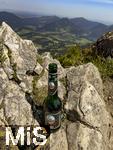 21.06.2025, Wandern im Allgu bei Oberjoch, auf dem Berg Iseler,  Er ist der Hausberg von Oberjoch und Bad Hindelang. Das sogenannte Gipfelbier, eine Bierflasche steht am Felsen, von der kleinen Privatbrauerei Storchenbru aus Pfaffenhausen im Unterallgu. Das Strchle-Bier.