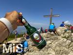 21.06.2025, Wandern im Allgu bei Oberjoch, auf dem Berg Iseler,  Er ist der Hausberg von Oberjoch und Bad Hindelang. Das sogenannte Gipfelbier, eine Bierflasche von der kleinen Privatbrauerei Storchenbru aus Pfaffenhausen im Unterallgu hat den Weg nach oben gefunden. Das Strchle-Bier.