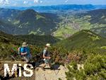 21.06.2025, Wandern im Allgu bei Oberjoch, auf dem Wanderweg zum Berg Iseler sieht man im Tal die Stadt Bad Hindelang. 