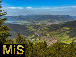21.06.2025, Wandern im Allgu bei Oberjoch, auf dem Wanderweg zum Berg Iseler sieht man im Tal die Stadt Bad Hindelang. 