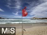 23.06.2025,  Beliebtes Reiseziel der Deutschen, Mallorca.  hier Cala Ratjada am Strand Cala Agulla. Die Rote Flagge steht am Strand, weiss-rote Flatterbnder sperren den Strandabschnitt aufgrund zu gefhrlicher Wellen und Brandung ab.  
