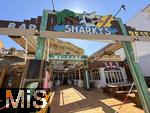 23.06.2025,  Beliebtes Reiseziel der Deutschen, Mallorca. Hier in Cala Ratjada, Der Eingangsbereich vom Restaurant-Bar Sharkys in Cala Ratjada, die Sportsbar von Goodbye Deutschland-Star Steff Jerkel (VOX, die Auswanderer).