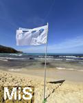 23.06.2025,  Beliebtes Reiseziel der Deutschen, Mallorca.  hier Cala Ratjada am Strand Cala Agulla. Eine Weisse Flagge steht am Strand, mit Quallen-Aufdruck, es wird vor Quallen im Wasser gewarnt.