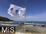 23.06.2025,  Beliebtes Reiseziel der Deutschen, Mallorca.  hier Cala Ratjada am Strand Cala Agulla. Eine Weisse Flagge steht am Strand, mit Quallen-Aufdruck, es wird vor Quallen im Wasser gewarnt.