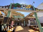 23.06.2025,  Beliebtes Reiseziel der Deutschen, Mallorca. Hier in Cala Ratjada, Der Eingangsbereich vom Restaurant-Bar Sharkys in Cala Ratjada, die Sportsbar von Goodbye Deutschland-Star Steff Jerkel (VOX, die Auswanderer).