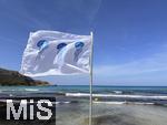 23.06.2025,  Beliebtes Reiseziel der Deutschen, Mallorca.  hier Cala Ratjada am Strand Cala Agulla. Eine Weisse Flagge steht am Strand, mit Quallen-Aufdruck, es wird vor Quallen im Wasser gewarnt.