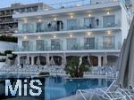 23.06.2025,  Beliebtes Reiseziel der Deutschen, Mallorca. Hier ein Hotel in Cala Ratjada, am Pool sind alle Liegen leer.
