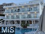 23.06.2025,  Beliebtes Reiseziel der Deutschen, Mallorca. Hier ein Hotel in Cala Ratjada, am Pool sind alle Liegen leer.