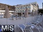 23.06.2025,  Beliebtes Reiseziel der Deutschen, Mallorca. Hier ein Hotel in Cala Ratjada, am Pool sind alle Liegen leer.