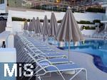 23.06.2025,  Beliebtes Reiseziel der Deutschen, Mallorca. Hier ein Hotel in Cala Ratjada, am Pool sind alle Liegen leer.