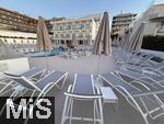 23.06.2025,  Beliebtes Reiseziel der Deutschen, Mallorca. Hier ein Hotel in Cala Ratjada, am Pool sind alle Liegen leer.