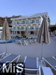23.06.2025,  Beliebtes Reiseziel der Deutschen, Mallorca. Hier ein Hotel in Cala Ratjada, am Pool sind alle Liegen leer.
