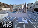 23.06.2025,  Beliebtes Reiseziel der Deutschen, Mallorca. Hier ein Hotel in Cala Ratjada, am Pool sind alle Liegen leer.