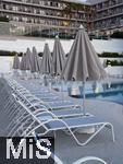 23.06.2025,  Beliebtes Reiseziel der Deutschen, Mallorca. Hier ein Hotel in Cala Ratjada, am Pool sind alle Liegen leer.