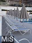 23.06.2025,  Beliebtes Reiseziel der Deutschen, Mallorca. Hier ein Hotel in Cala Ratjada, am Pool sind alle Liegen leer.
