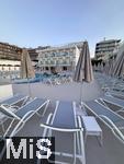 23.06.2025,  Beliebtes Reiseziel der Deutschen, Mallorca. Hier ein Hotel in Cala Ratjada, am Pool sind alle Liegen leer.